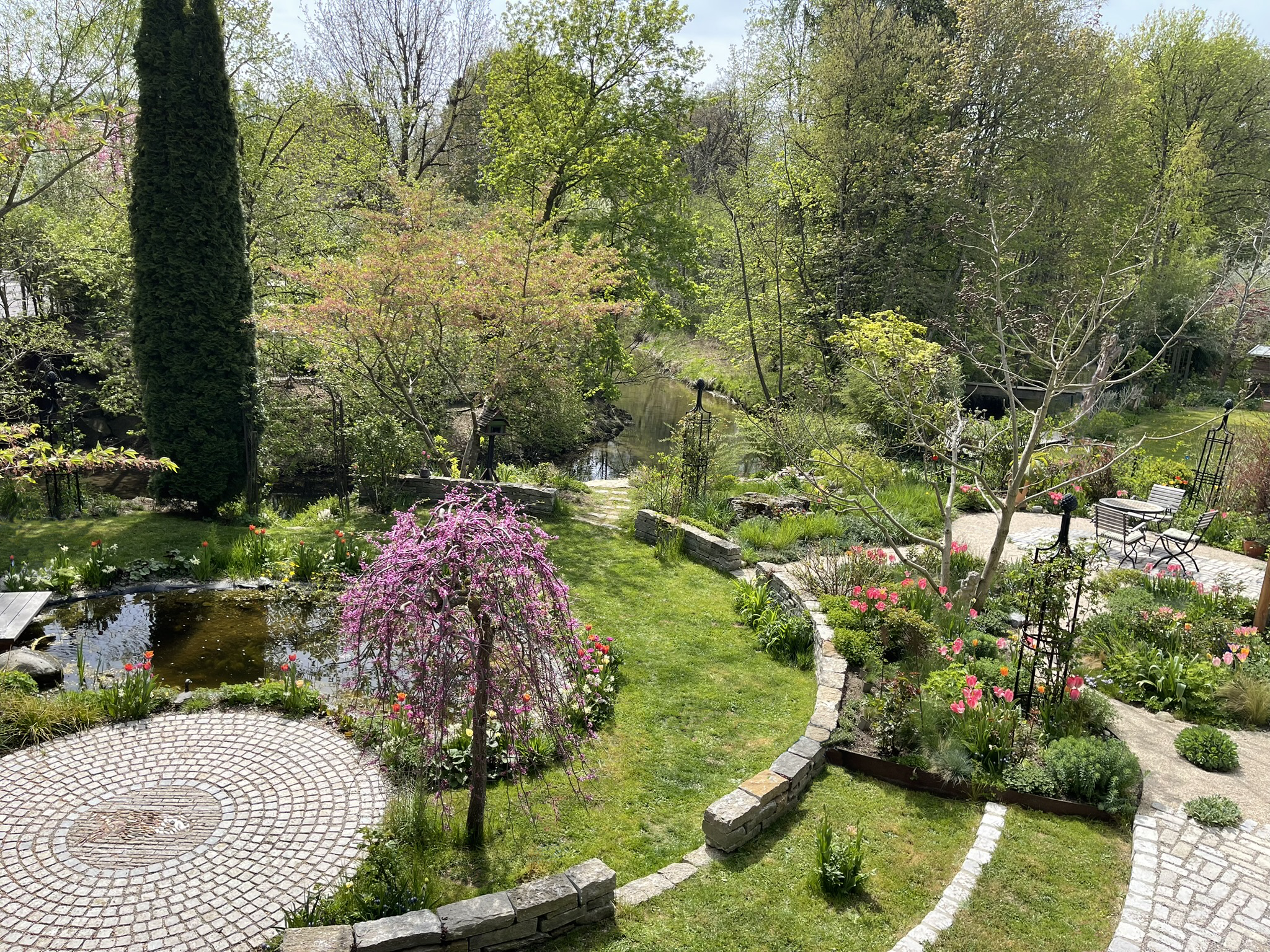 Blickachse über den Gartenteich zur Windach