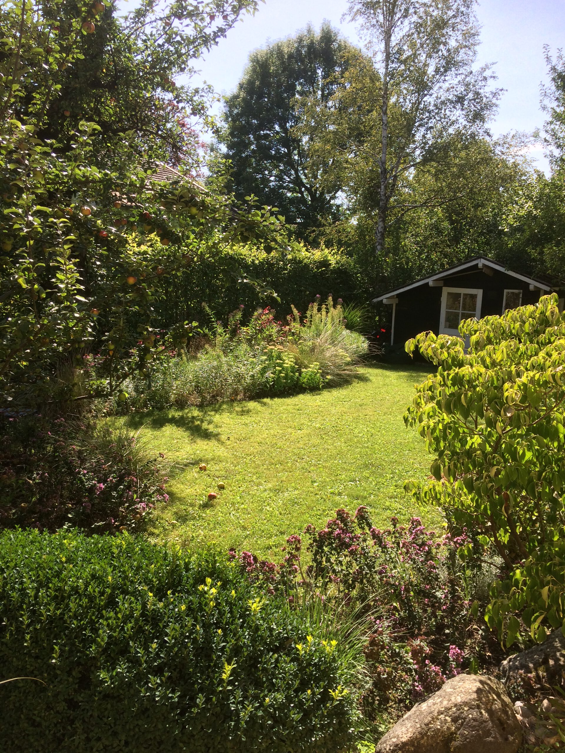 Geborgener Gartenraum zwischen Gehölzen und Pflanzung im Landgarten