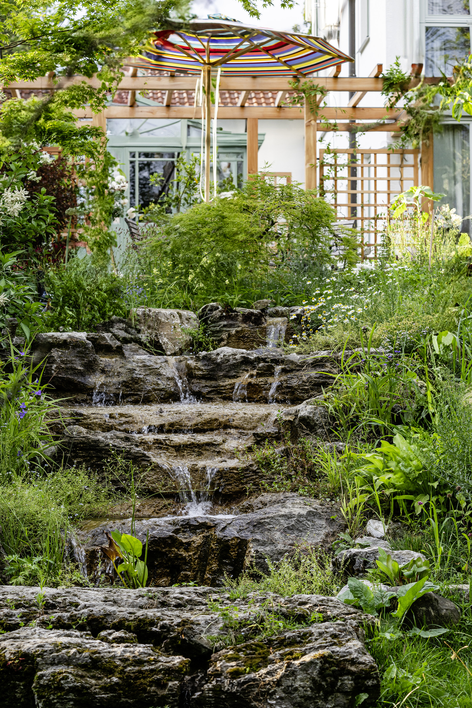 Wasserfall über abgestufte Muschelkalksteine im Windacher Garten