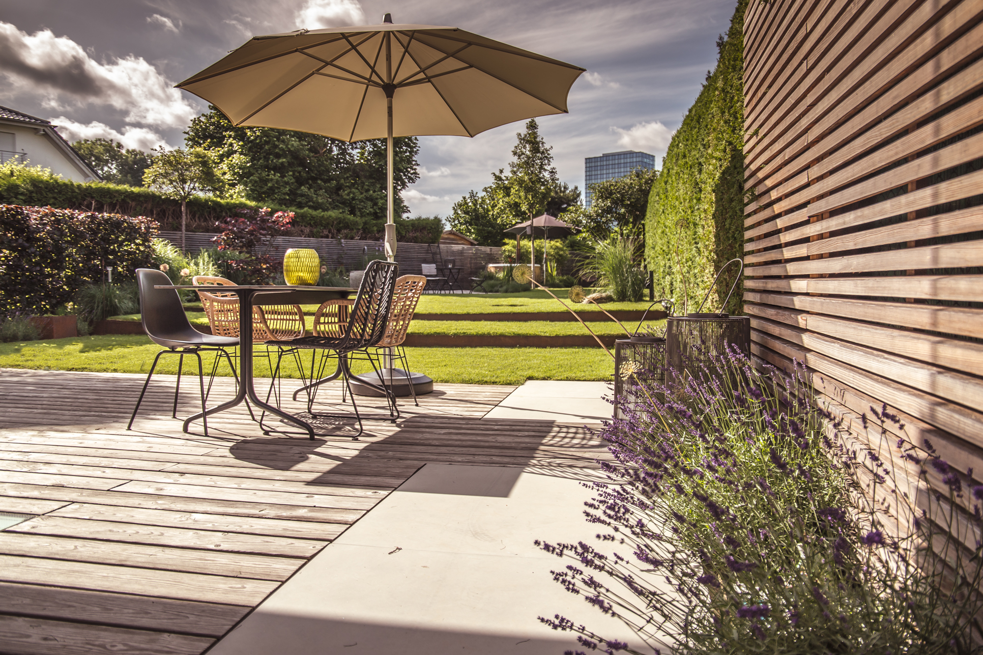 Eingang Garten Bayer mit Sichtbetonplatten