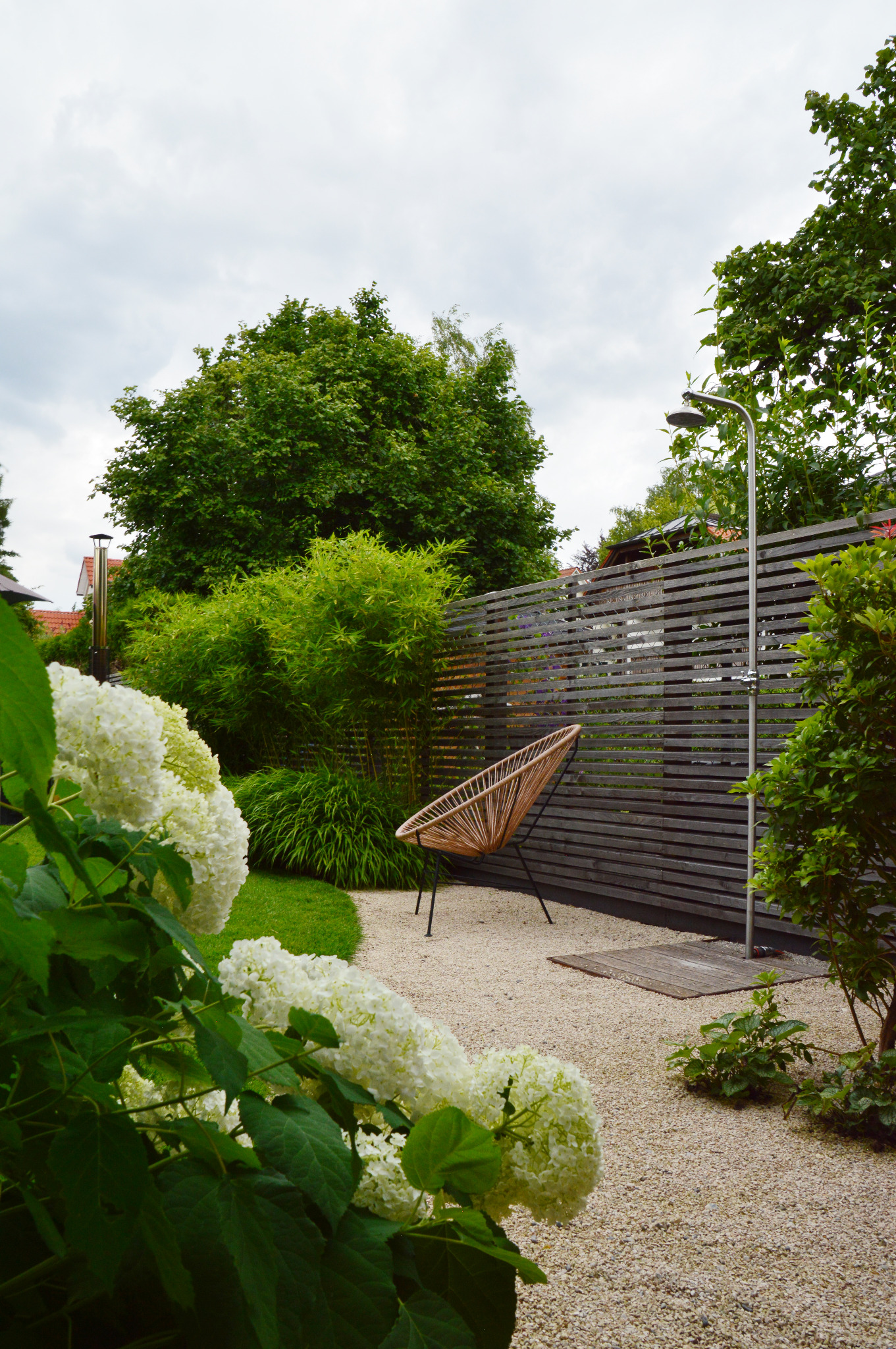 Sitzplatz am Naturteich mit Blick in den Garten und die Landschaft